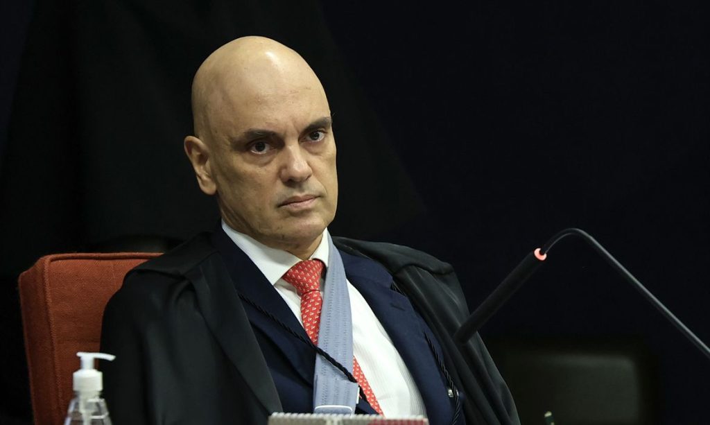 Sanções ao Ministro Alexandre de Moraes incluem bloqueio de eventuais bens e uso de cartões de crédito.