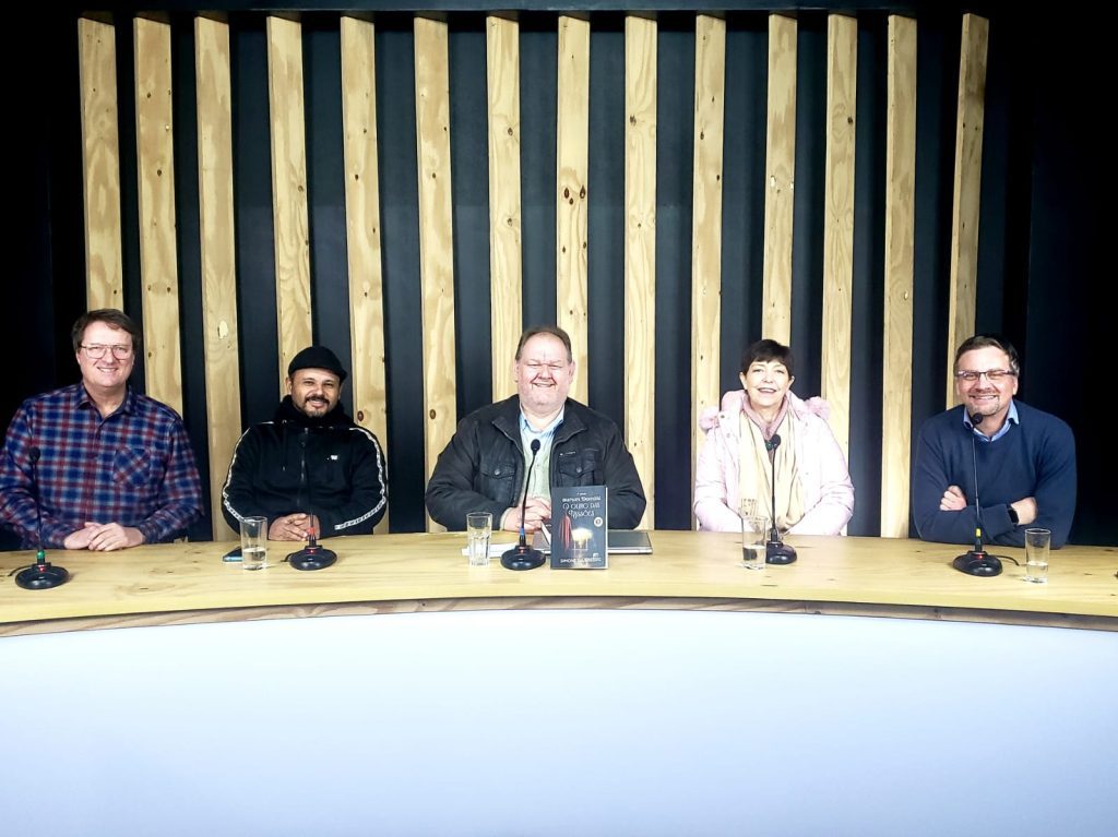 Cultura em movimento: artistas discutem memória, tecnologia e resistência no Vale Simone Saueressig, Fábio Winter, Fábio Lima e Tiago Agostini refletem sobre Cultura, carnaval, literatura, teatro, fotografia, inteligência artificial e o futuro da arte no cenário local.