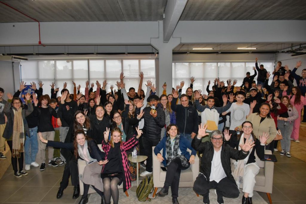 Estudantes de Novo Hamburgo apresentam seus trabalhos no encerramento do Startup Teens Na tarde desta quarta-feira os estudantes de Novo hamburgo puderam apresentar seus tarbalhos e serem premiados no encerramento da Startup Teens.