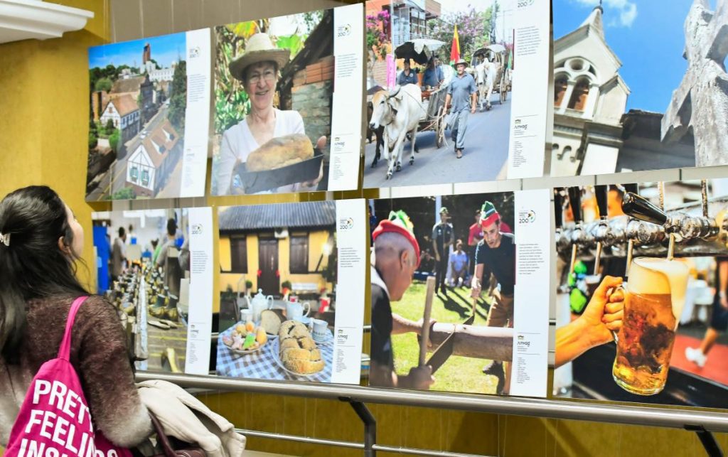 Em homenagem aos 201 anos da imigração alemã em Novo Hamburgo, a Secretaria Municipal de Cultura abriu, nesta semana, uma exposição de imagens que retratam a forte influência germânica na história e no cotidiano do município.