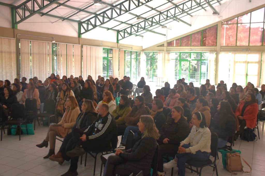 Formação de educadores continua durante a semana.