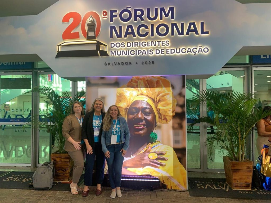 Servidoras de Sapiranga marcam presença no 20º Fórum Nacional de Educação em Salvador As servioras municipais de Sapiranga representam a cidade no 20° Fórum Nacional de Diregentes Municipais de Educação.