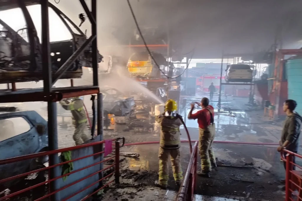 Incêndio atinge duas demolidoras no bairro Santos Dumont em São Leopoldo Incêndio começou por volta das 13h30 e atingiu duas demolidoras do bairro Santos Dumont.