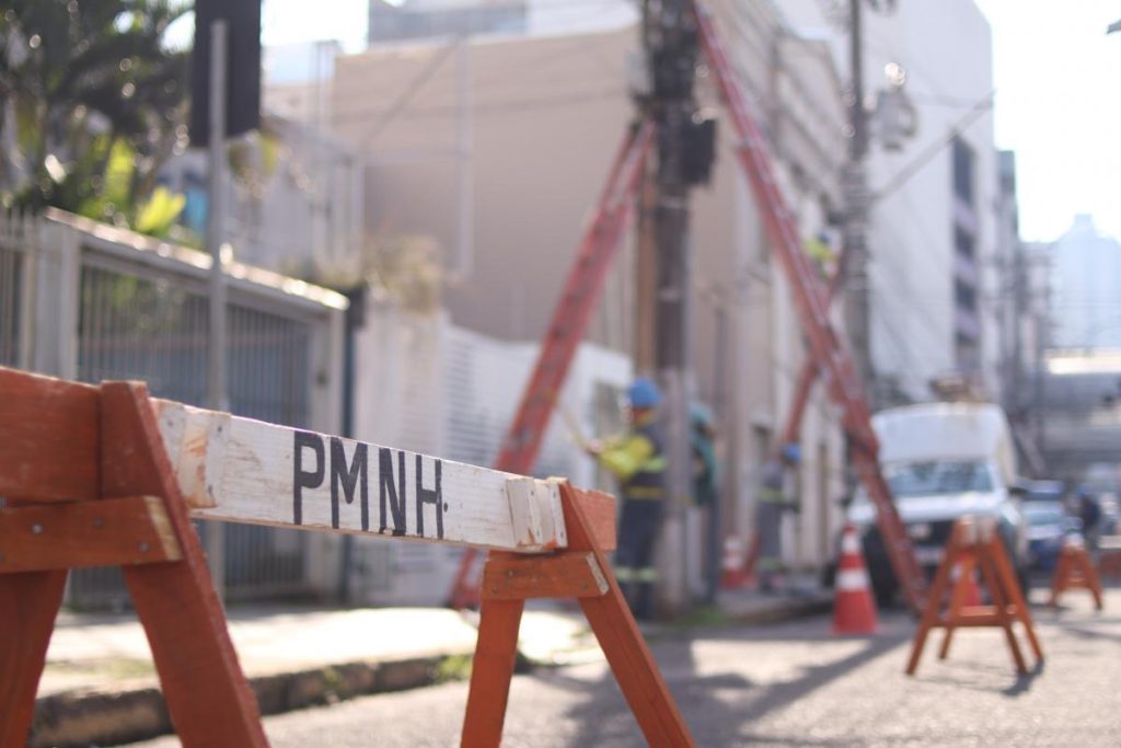 Ação de retirada de fios em desuso chega a mais uma etapa em Novo Hamburgo Retirada de fios em desuso chega a nova etapa em Novo Hamburgo.
