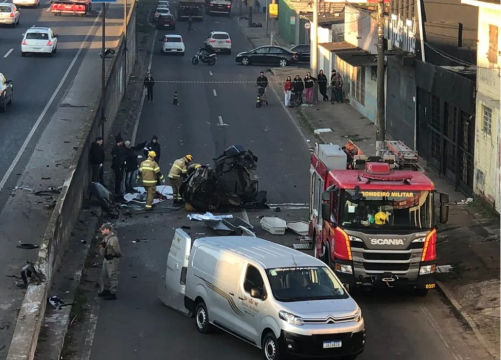 Acidente na BR-116 causa morte de três jovens militare na BR-116 em São Leopoldo, outros dois ficaram feridos.