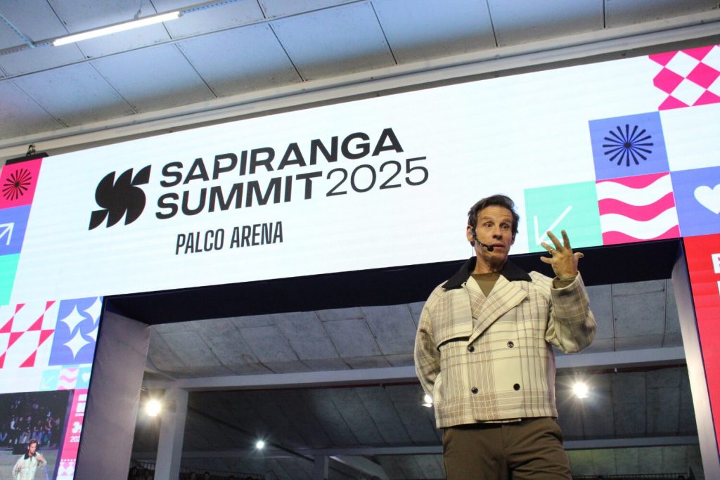 Sapiranga Summit 2025 abre com mais de 3 mil pessoas na palestra do empreendedor brasileiro Caito Maia.