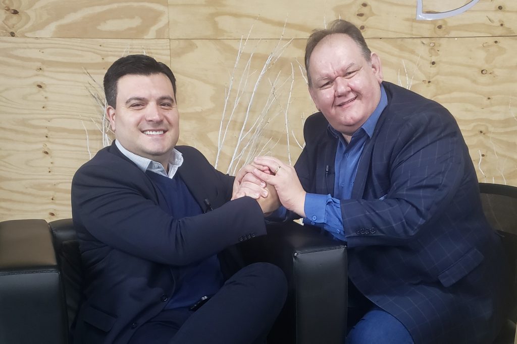 Alecx Ferreira: trajetória política marcada pelo Vale do Caí e atuação em Brasília Chefe de gabinete do deputado federal Lucas Redecker, Alecx Ferreira falou sobre carreira e desafios da política