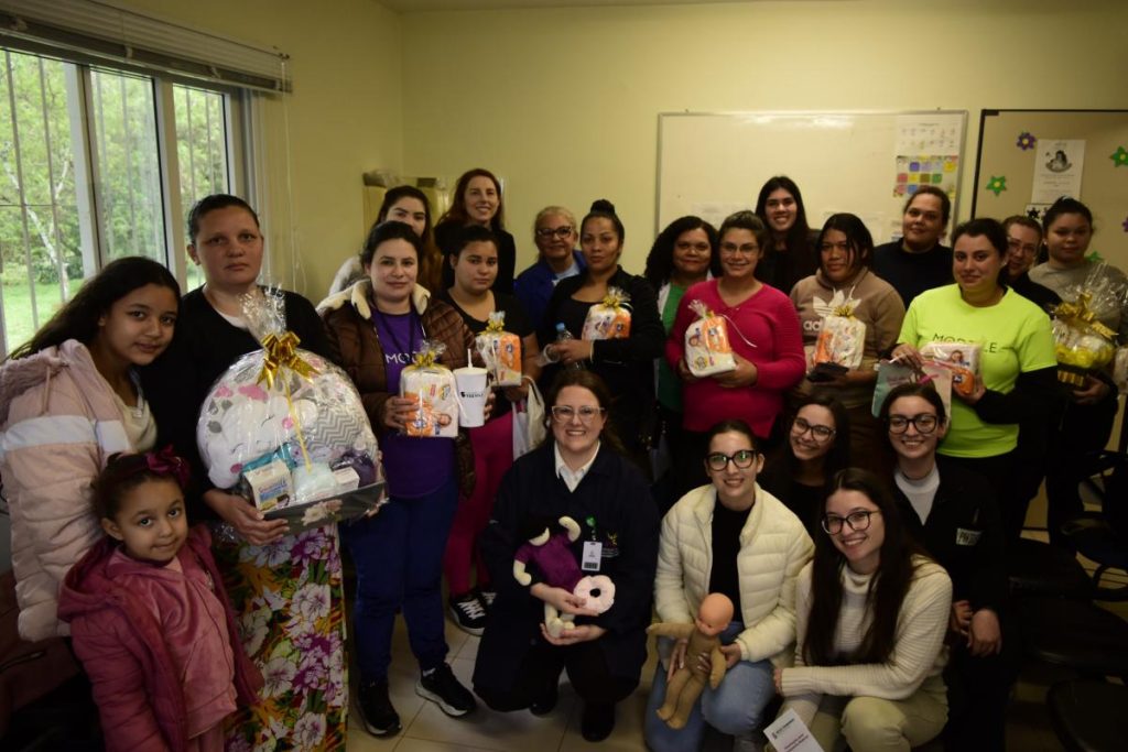 Doze gestantes, algumas à espera do primeiro filho, participaram na terça-feira (26) de um encontro especial sobre os benefícios da amamentação e cuidados com os bebês, realizado na Unidade de Saúde da Família (USF) Guarani.