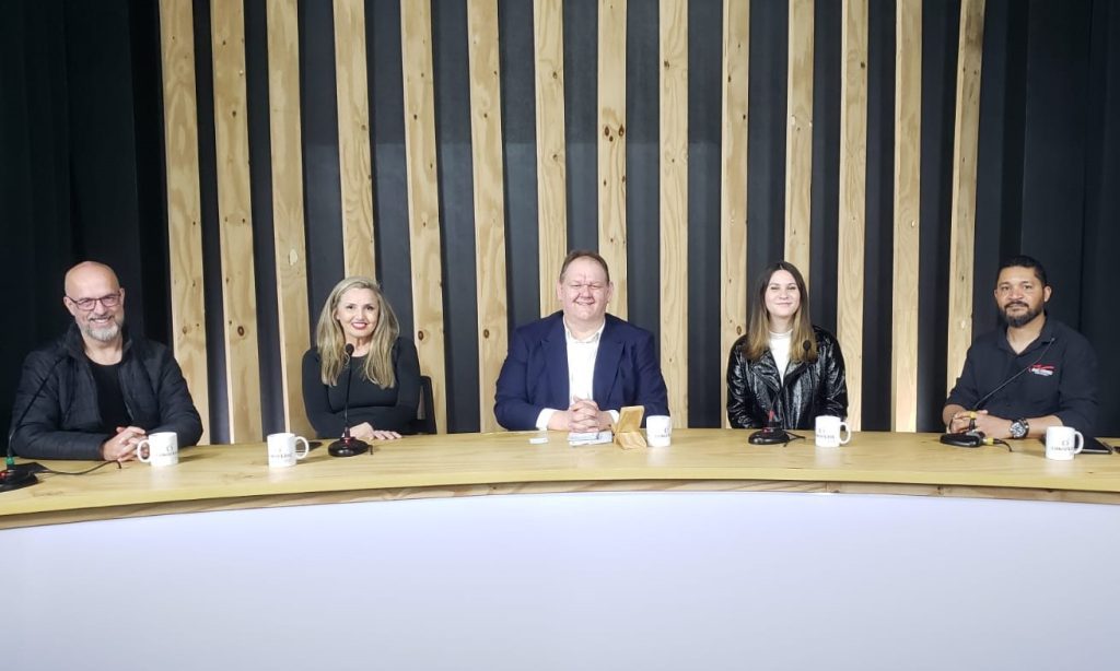 Encontro reuniu jovens artistas, educadores e o maestro do Coro Júlio Kunz para refletir sobre a importância da música na vida da comunidade