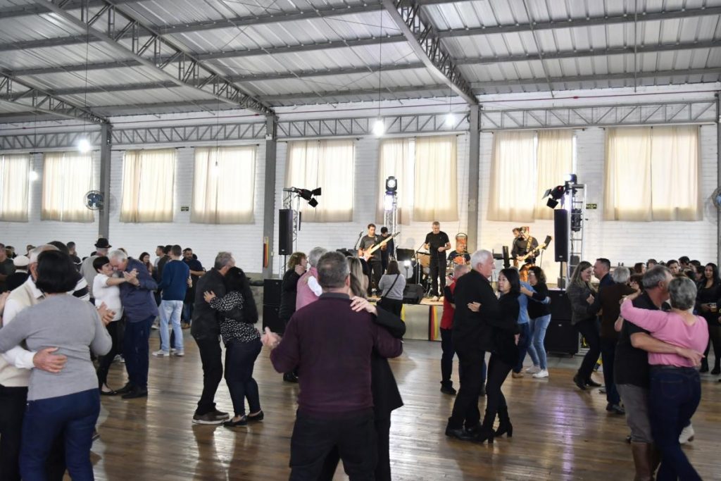 Mesmo com chuva, 27ª Festa do Colono reúne grande público na Lomba Grande Festa do Colono atraí grande público mesmo com forte chuva na Lomba Grande.