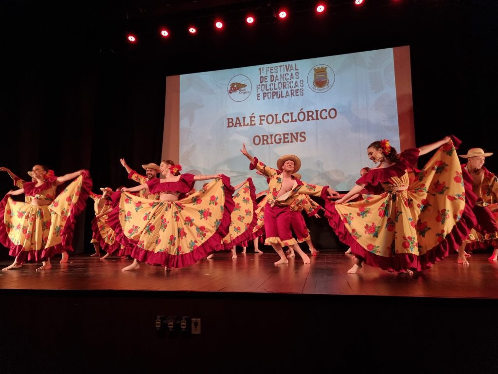 1º Festival de Danças Folclóricas e Populares encanta público e lota o Centro de Cultura 1° edição do festival de dança promivido pelo grupo Balé Folclórico reúne 200 bailarinos de diversas cidades.