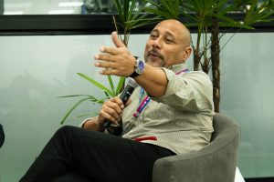 Gio Dias diretor da Vale TV na apresentacao do Acontece