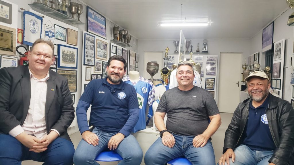 Aimoré vive momento histórico e convoca a comunidade de São Leopoldo para o jogo decisivo no Cristo Rei Estação São Léo aconteceu ao vivo da sala de troféus do Aimoré.
