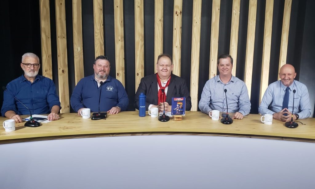 Donato Dilly, Fauston Saraiva, Jorge Leandro Dhein e Gilberto Müller em uma noite de reflexões sobre economia, associativismo e o papel das comunidades no desenvolvimento regional e fortalecimento do futuro da região