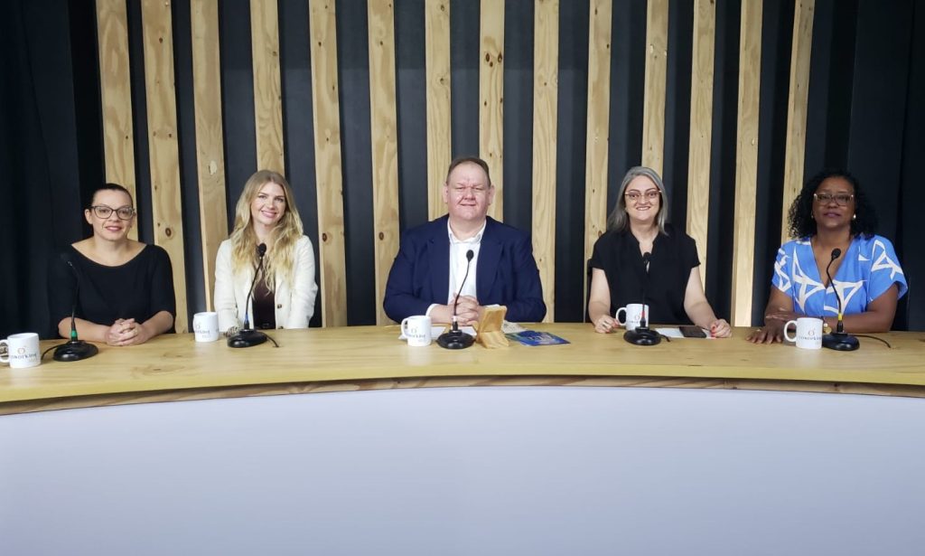 Estação Hamburgo promove debate sobre finanças, luto e empoderamento feminino em edição marcada por homenagens Aline de Melo, Ana Paula Noronha, Marcela Bohn e Sandra Regina Carvalho Soares, discutindo dinheiro, saúde mental, perdas, luto e resistência cultural, em uma noite de reflexões profundas.