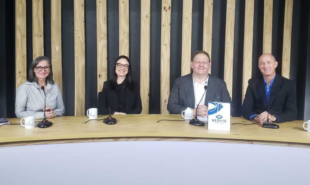 Redvis celebra 10 anos e mostra a força do cooperativismo Estação reuniu Elir Wingert, Caroline Hoffmeister e Elizabeth Renz para debater os avanços da Redvis, rede de óticas, que cresce com base na colaboração e no associativismo