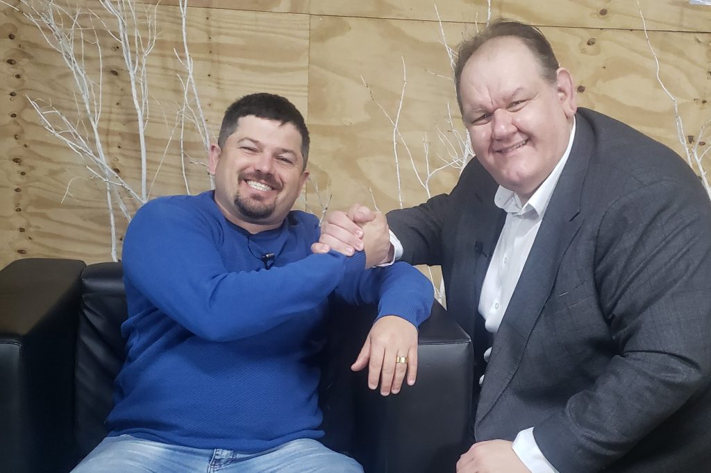 Lucas Paixão: do balcão ao palco, a irreverência de um comunicador que conquistou Novo Hamburgo Lucas Paixão do balcão ao palco