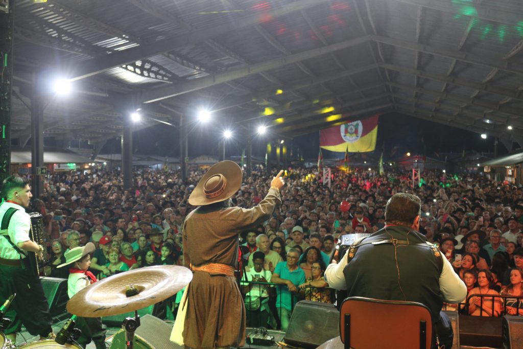 Mais de 10 mil pessoas dançaram e cantaram ao som de Baitaca no Acampamento Farroupilha de Sapiranga