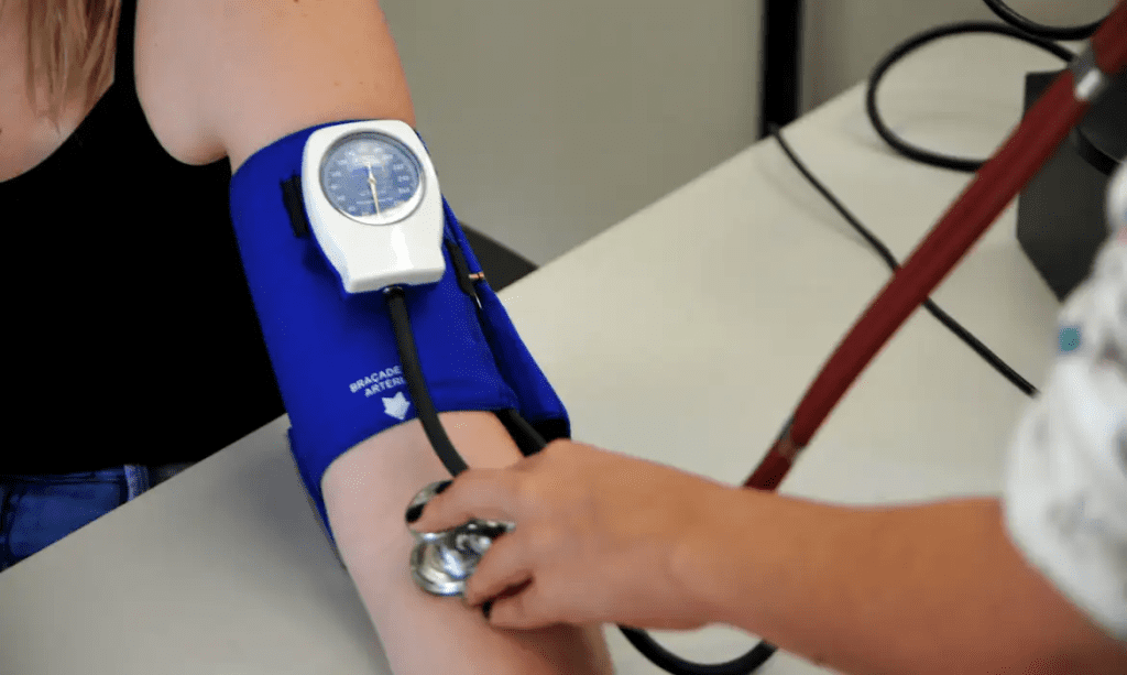 Pré-hipertensão: 12 por 8 deixa de ser “normal”. Cardiologista Dr. Benini explica nova diretriz nacional Nova classificação da Sociedade Brasileira de Cardiologia define a medida 12x8 como pré-hipertensão. Foto Divulgação Sesa Paraná