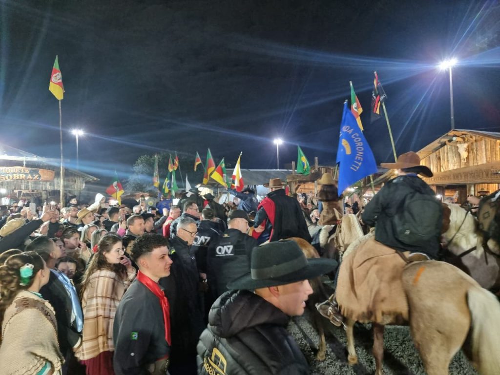 Sapiranga dá início ao 17º Acampamento Farroupilha com chegada da Chama Crioula Sapiranga dá início ao 17º Acampamento Farroupilha com chegada da Chama Crioula