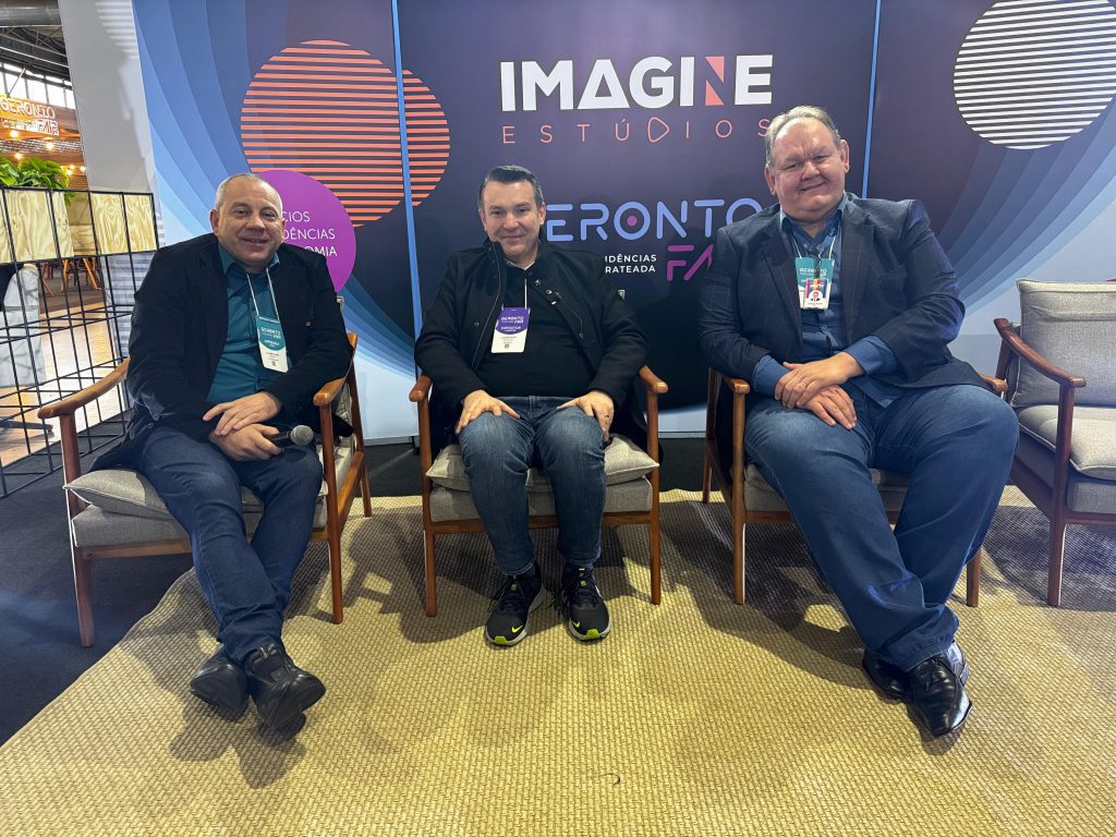 Feira em Gramado mostra força do setor sênior e aponta caminhos para o futuro do envelhecimento no Brasil Jornalista Cláudio Alves e o médico e empreendedor Luciano Zuffo, CEO do Grupo São Pietro em debate sobre o segmento sênior no Estação Hamburgo