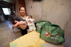 Governo Leite reforça rede social de apoio às famílias gaúchas com 39 programas ativos 1 Ariana Londero recebeu o enxoval do Mãe Gaúcha ainda na gestação e considera o programa uma rede de apoio. Foto Mauro Nascimento Secom