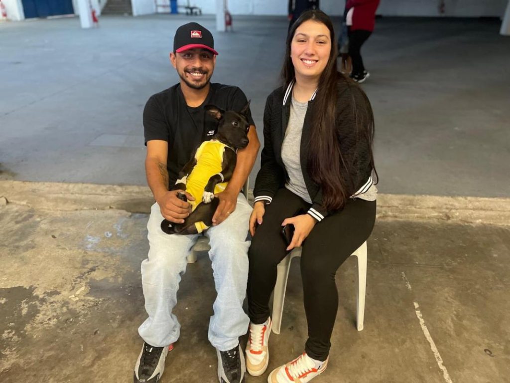 Mutirão do Castramóvel faz 205 castrações em dois dias em Novo Hamburgo Stella e Luis Henrique com a sua cadela Pretinha, já castrada, aguardando a Princesa na castração no Castramóvel. Foto: Adriana Seibert/PMNH