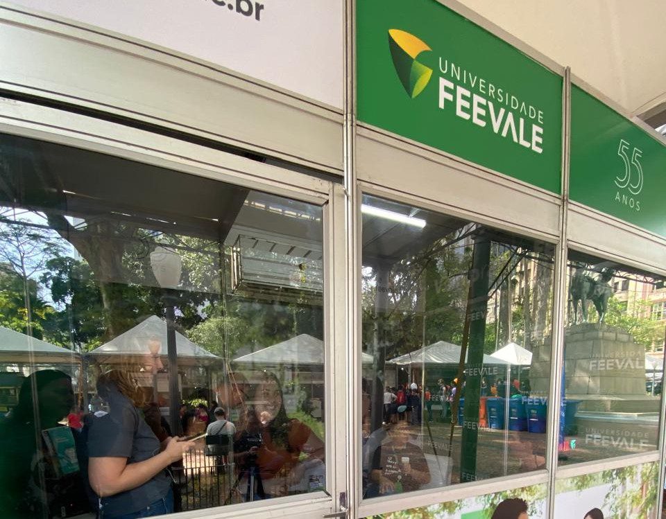 Feevale leva cobertura e oportunidades a acadêmicos na Feira do Livro em Porto Alegre Universidade Feevale leva os alunos do Curso de Jornalismo para fazer uma cobertura na Feira do Livro de Porto Alegre 2025. Foto: Divulgação/Universidade Feevale