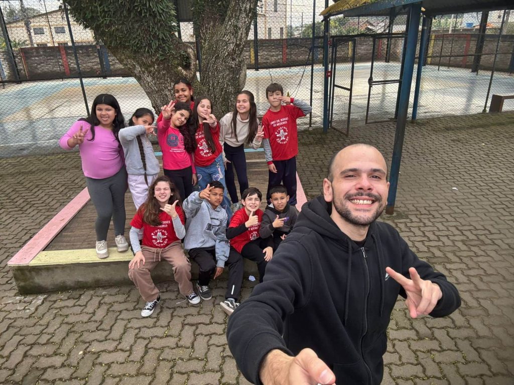 Mestrando Nicolas Duprat com alunos da Escola Borges de Medeiros que tem destaque no festival São Léo em Cine. Foto: Divulgação