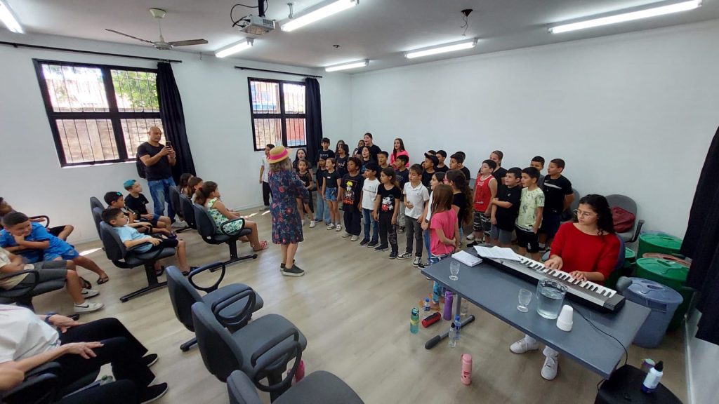 Canto Coral sobe ao palco do Teatro Municipal de São Leopoldo para o encerramento de atividades no dia 25 de novembro. Foto: Elizabeth Renz
