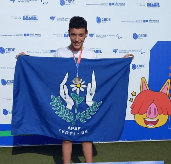 Atletas da APAE de Ivoti brilham nas Paralimpíadas Escolares em São Paulo Atletas da APAE de Ivoti se tornam destaque nas Paralimpíadas Escolares em São Paulo e conquistam medalhas. Foto: Divulgação/Prefeitura de Ivoti.