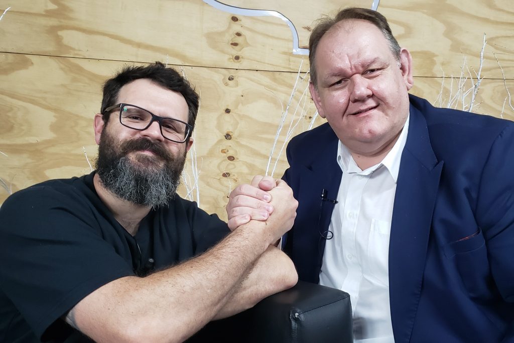 Israel Nascher: o mestre cuteleiro que transforma aço em arte Israel Nascher é um dos principais nomes da nova geração de cuteleiros brasileiros