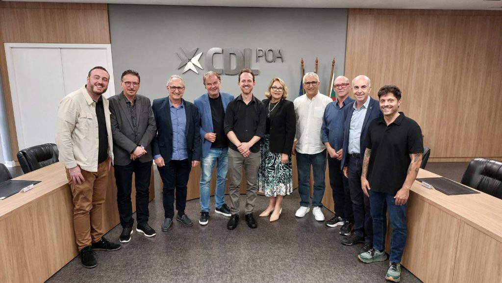 Carlos Klein e o novo Conselho Diretor da CDL Porto Alegre para o período 2026 e 2027. Foto Divulgação CDL POA