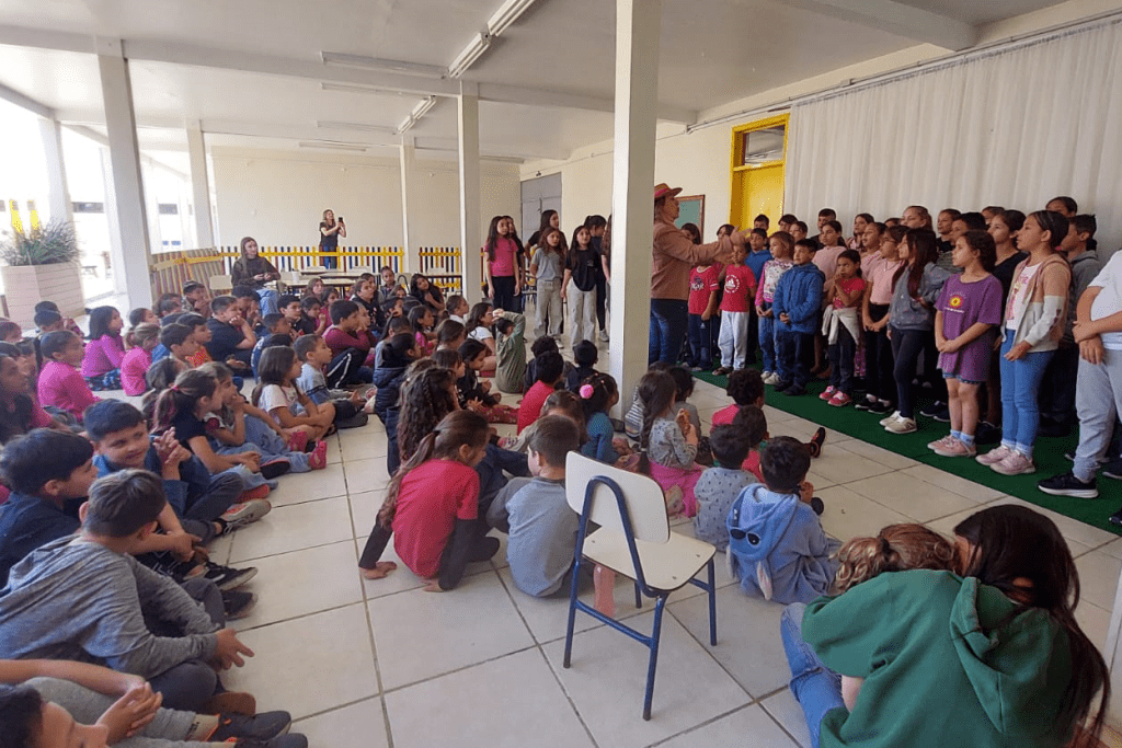 Mais de 100 crianças sobem ao palco no Teatro Municipal na grande apresentação do projeto Canto Coral na Escola O projeto Canto Coral na Escola, da Presto Produções, reúne 116 alunos das séries iniciais de quatro escolas públicas