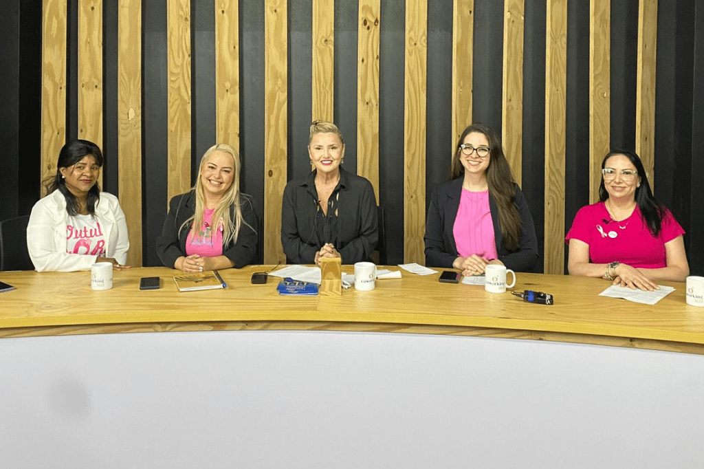 Outubro Rosa em foco: Estação Hamburgo reúne profissionais da saúde para falar sobre prevenção, diagnóstico e acolhimento no câncer de mama Programa destacou com o Outubro Rosa o papel do SUS, o avanço tecnológico em exames e a importância da empatia e da informação no cuidado com a saúde feminina em Novo Hamburgo e no Vale do Sinos