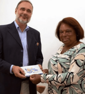 40ª Feira do Livro inicia na próxima terça-feira 1 Secretario da Cultura Angelo Reinheimer convidando Eloisa Moura como Patrona da 40a Feira do Livro de Novo Hamburgo. Foto