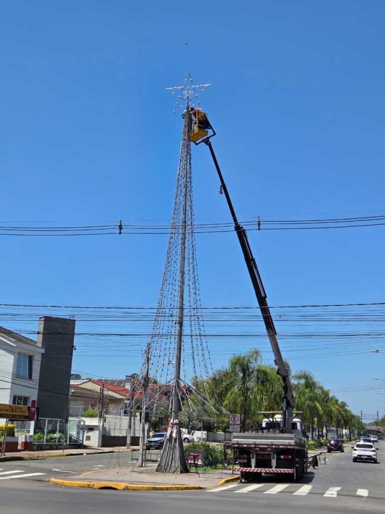 Árvore de Natal de 18 metros começa a ser montada em São Leopoldo Árvore de Natal de 18 metros já esta sendo montada para tradicional evento natalino em São Leopoldo. Foto: Divulgação