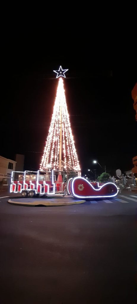 Natal do Heinz começa neste domingo com programação cultural e chegada do Papai Noel Natal do Heinz, tradição de São Leopoldo, começa neste domingo e conta com a Árvore de Natal de 18 metros de altura. Foto: Divulgação