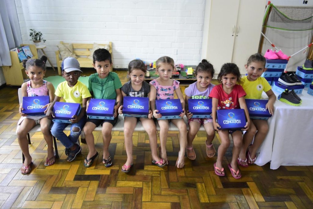 Prefeitura de Novo Hamburgo distribui tênis da Fimec para alunos da EMEI Girassol Crianças da EMEI Girassol recebem tênis da Fimec em distribuição da Prefeitura de NH. Foto: Weslei Fillmann/PMNH