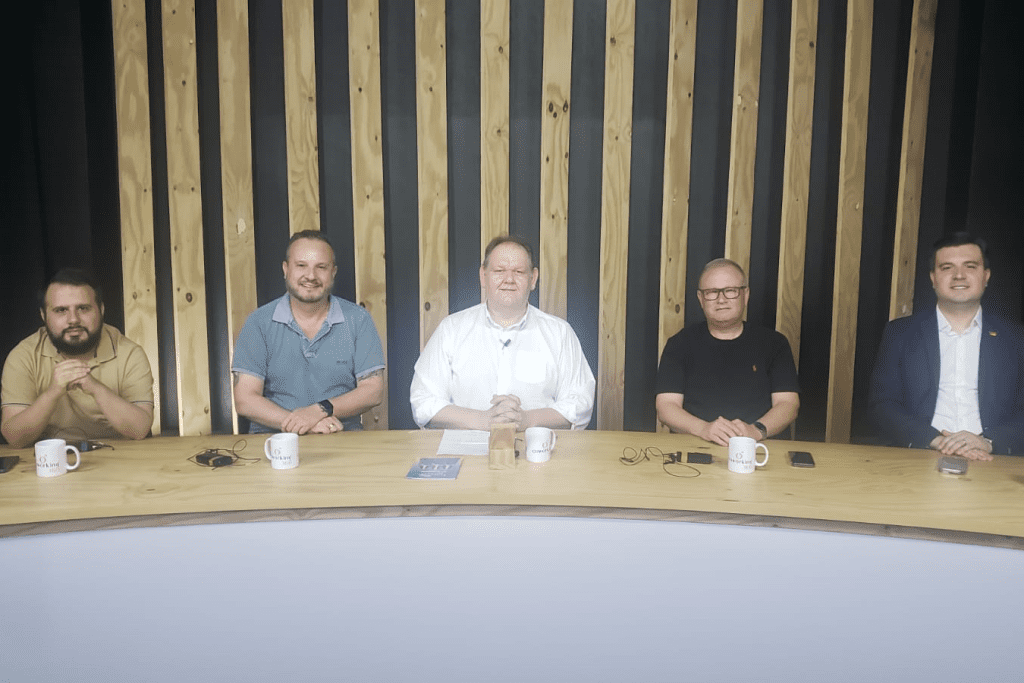 Estação Hamburgo debate bastidores da política regional e cenários para as eleições de 2026 lideranças de diferentes partidos e cidades do Vale do Sinos para discutir os rumos da política gaúcha e nacional, a relação entre prefeitos e secretários e o papel das novas gerações na gestão pública.