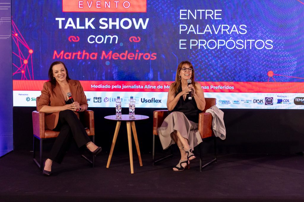 Martha Medeiros e Jornalista Aline de Melo no palco da CDL Mulher. Foto: Diovana Paré