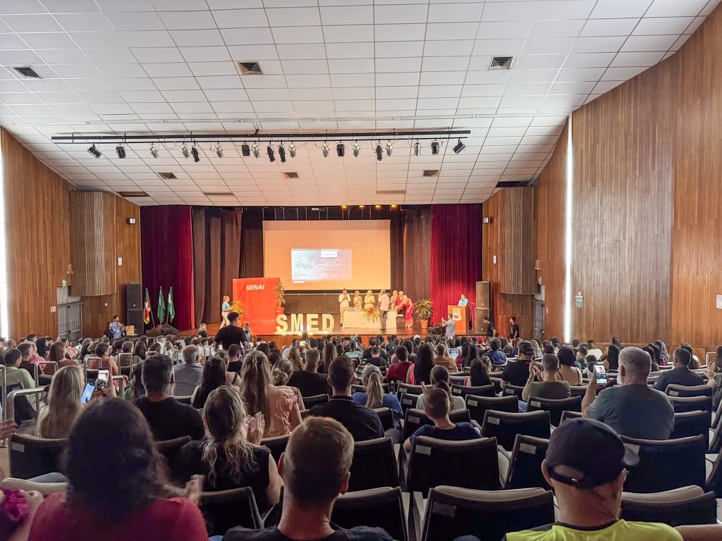 Cerimônia reuniu estudantes, familiares e autoridades no Centro Municipal de Cultura durante a entrega de certificados dos projetos educacionais promovidos pela SMED, marcando a conclusão de mais uma etapa na trajetória escolar dos alunos. Foto: Divulgação/Prefeitura de Sapiranga