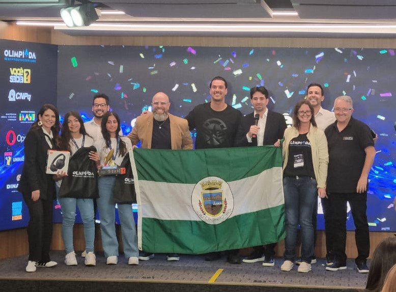 Estudantes de Sapiranga se destacam na etapa nacional da Olimpíada de Empreendedorismo e conquistam medalhas Alunas e representantes de Sapiranga celebram as conquistas na etapa nacional da Olimpíada de Empreendedorismo. Foto: Divulgação/Prefeitura de Sapiranga