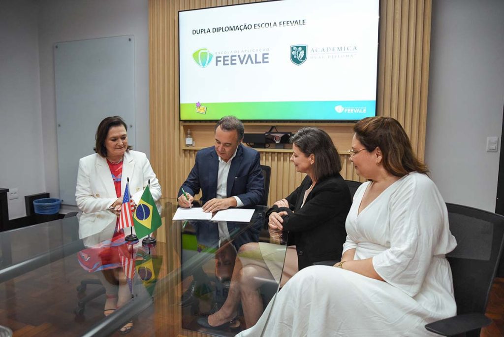 Acordo sendo finalizado com a presença do reitor da Universade Feevale, José Paulo da Rosa, diretora nacional da Academica International Studies, Andréia de Andrade, pró-reitora de Ensino, Maria Cristina Bohnenberger, a diretora da Escola de Aplicação Feevale, Janaína Regra. Foto: Andrieli Siqueira/Universidade Feevale