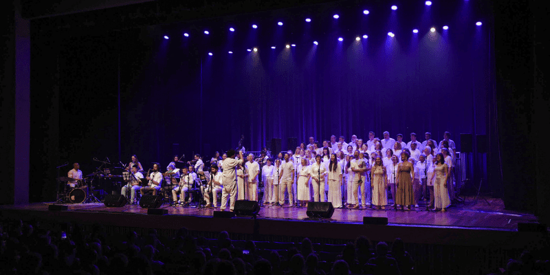 Concerto de Natal do Movimento Coral Feevale reúne música e emoção no Teatro Feevale Integrantes do Movimento Coral Feevale e da Orquestra Jovem de Ivoti emocionaram o público no Concerto de Natal realizado no Teatro Feevale. Foto: Andrieli Siqueira/Universidade Feevale