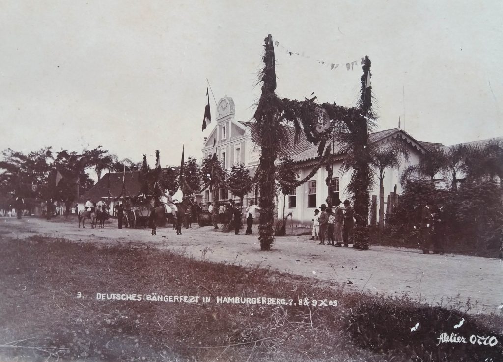 Novo Hamburgo 100 anos: as disputas políticas, alianças e rupturas que moldaram a cidade Sociedade Frohsinn Deutsch Sängerfest , a Festa de Cantores Alemães, de 1905. Foto: Fundação Ernesto Frederico Scheffel