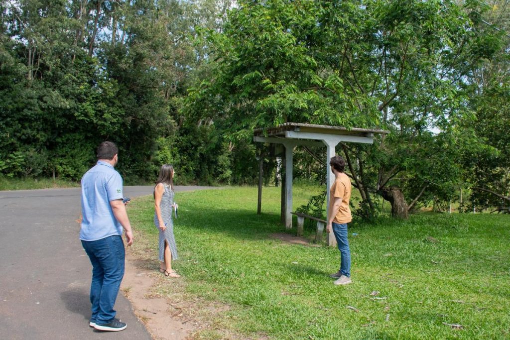 Equipe técnica realiza vistoria em pontos estratégicos para a implantação da sinalização turística em Lomba Grande. Foto: Ramon Belmonte/PMNH
