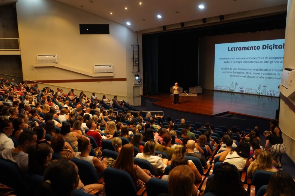 Educação e Inteligência Artificial: formação amplia uso da tecnologia nas escolas de Campo Bom Professores da rede municipal participaram de uma formação que apresentou possibilidades de uso da inteligência artificial de forma ética e aplicada ao ensino. Foto: Divulgação/Prefeitura de Campo Bom