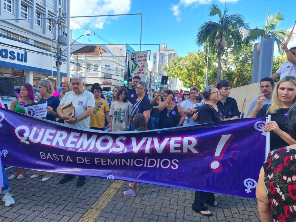 Feminicídio é lembrado em ato simbólico com 16 sapatos em Novo Hamburgo Ato simbólico reuniu familiares e participantes para lembrar as vítimas de feminicídio e reforçar a importância da memória e do combate à violência contra as mulheres. Foto: Divulgação
