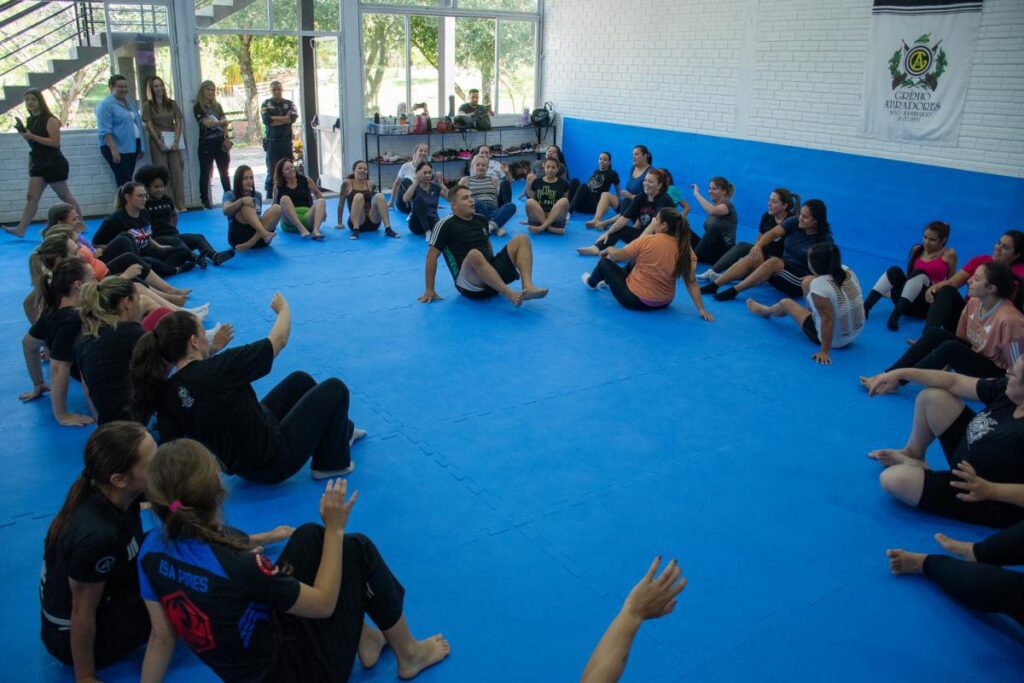 Novo Hamburgo abre nova turma de defesa pessoal para mulheres com 68 participantes Participantes aprendem técnicas e orientações de defesa pessoal para mulheres durante as atividades do curso em Novo Hamburgo. Foto: Ramon Belmonte/PMNH